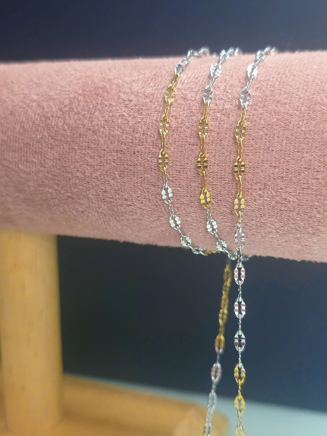 Mixed lip chain